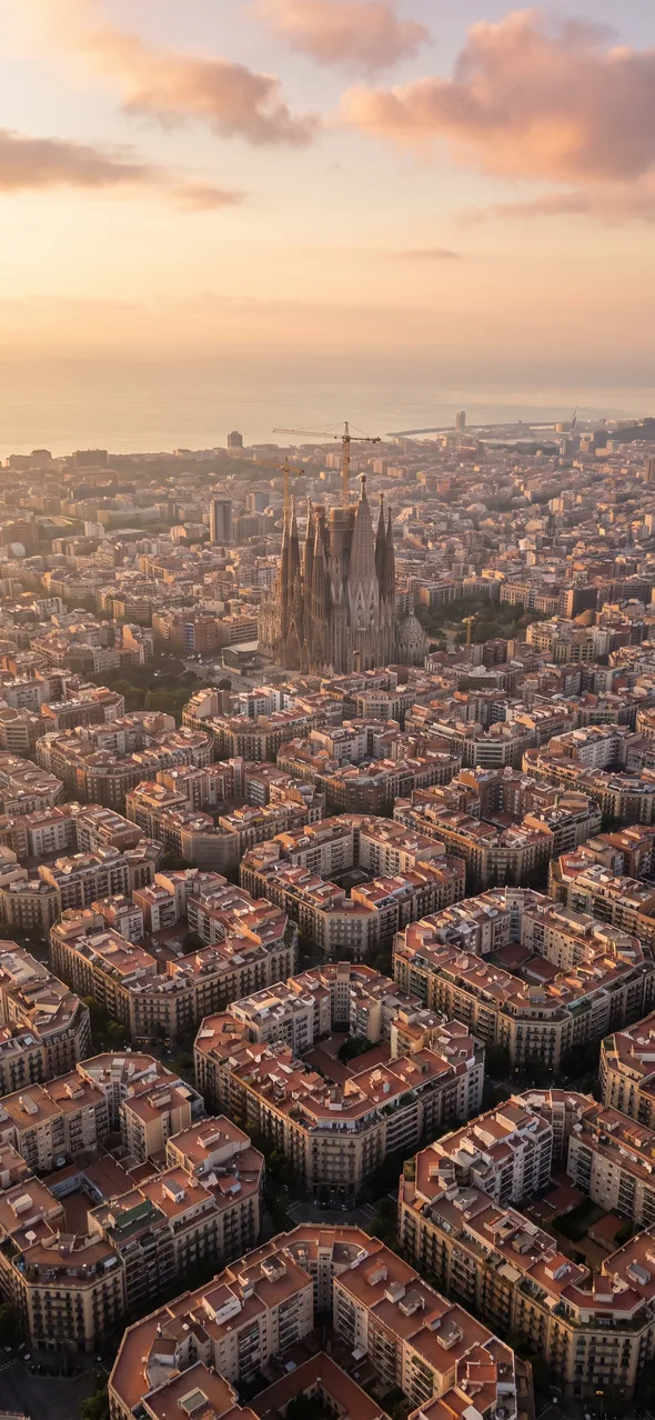 Barcelona para Latinos on iPhone: aerial view of the Eixample and the Sagrada Família at sunset